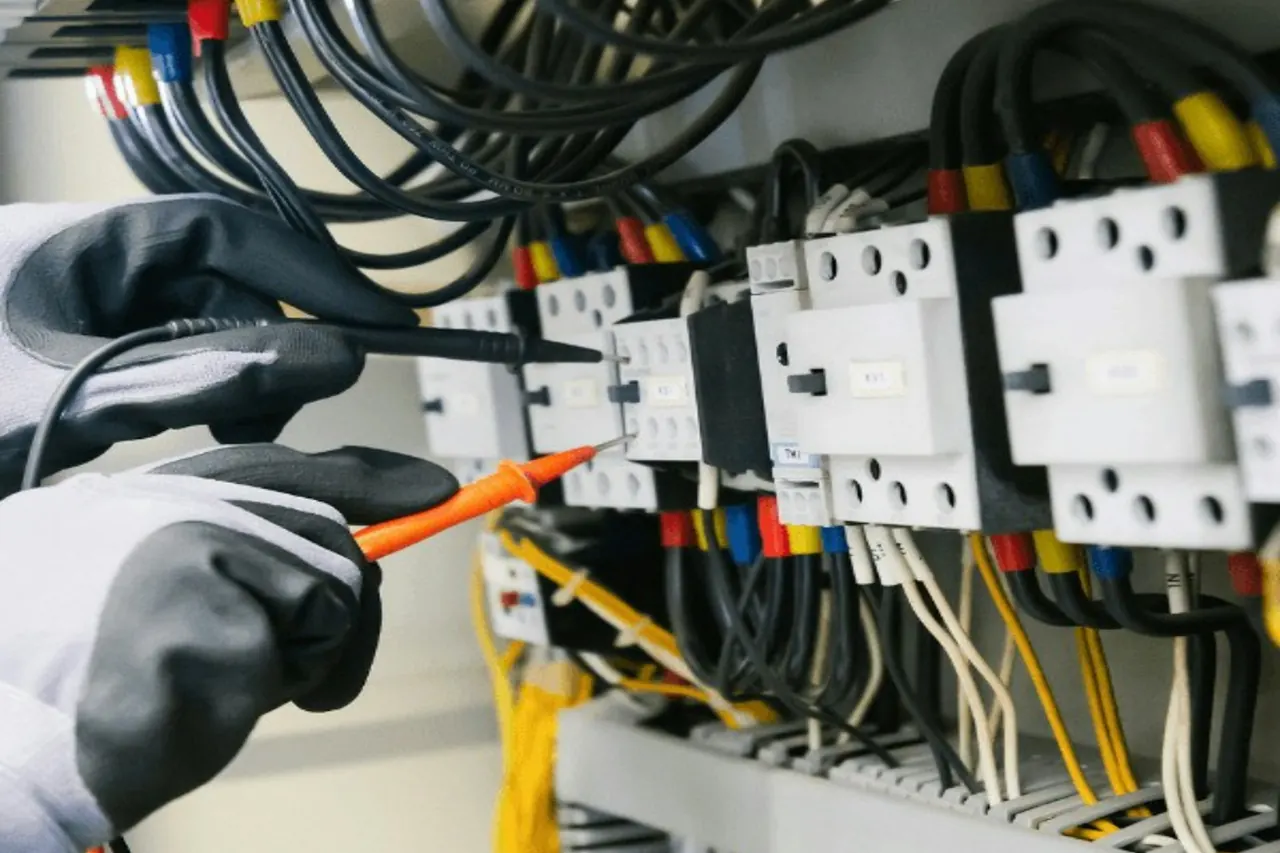Comprobación de un armario eléctrico con polímetro