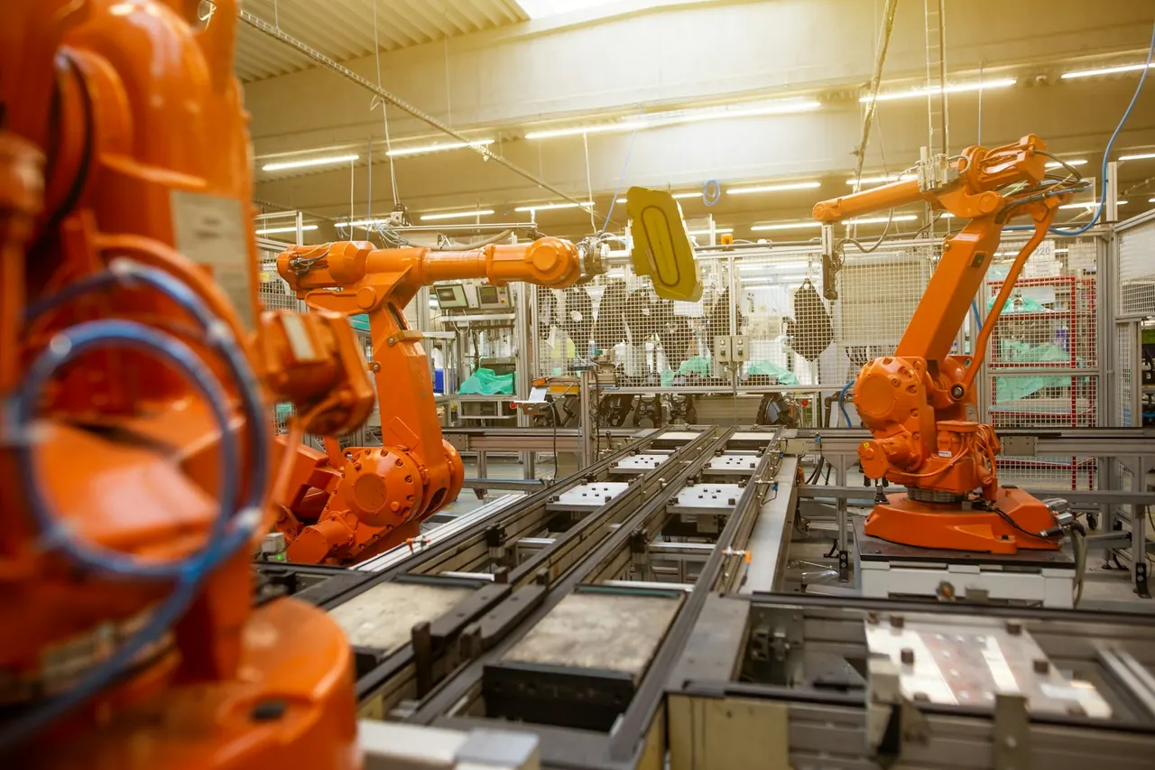 Robots industriales en una línea de automoción